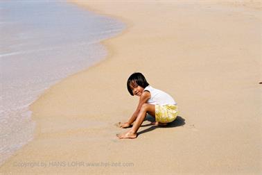 22 Thailand 2002 F1010021 Khao Lak Strand mit Kinder_478